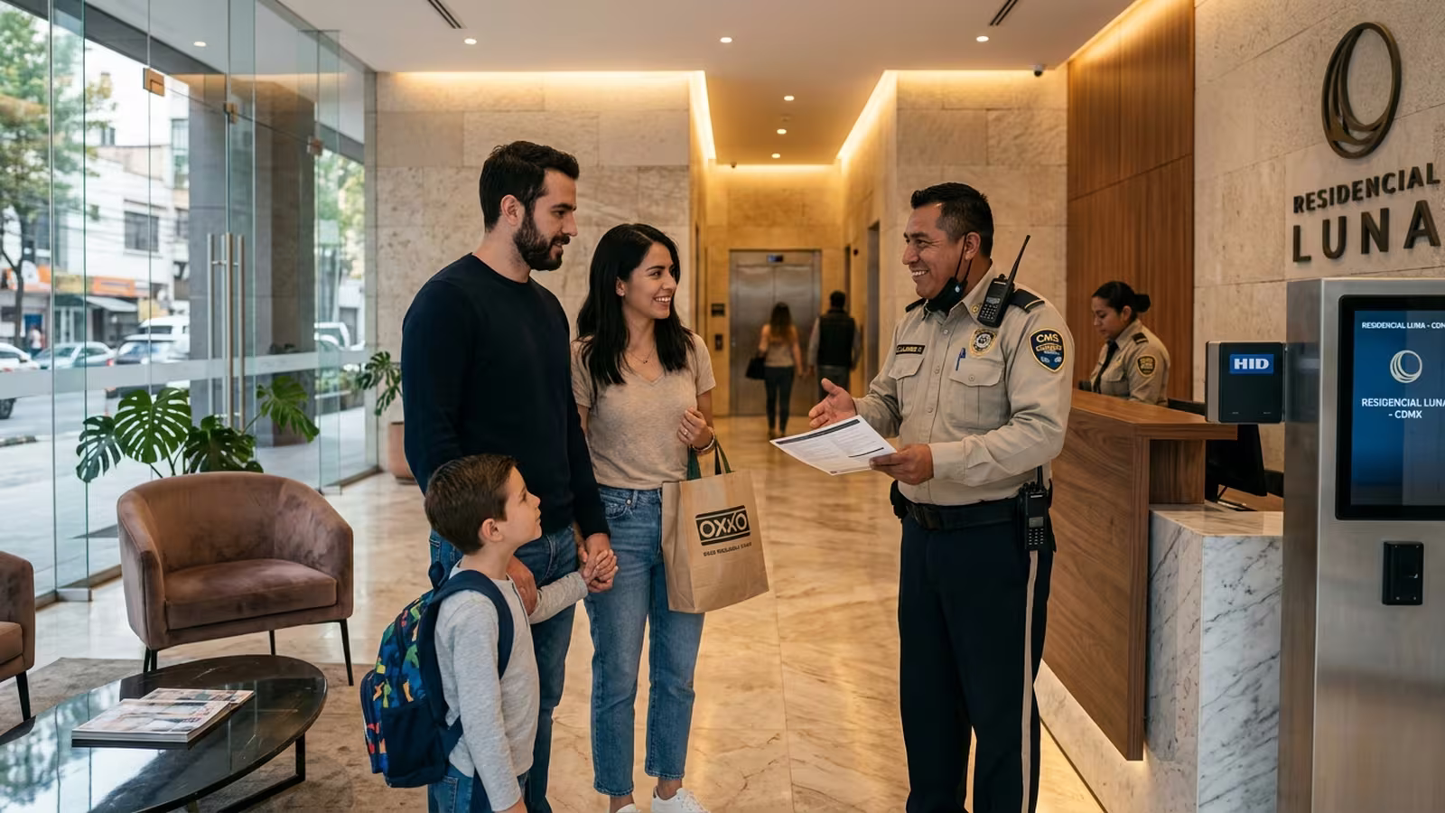 Personal de seguridad atendiendo a residentes e invitados
